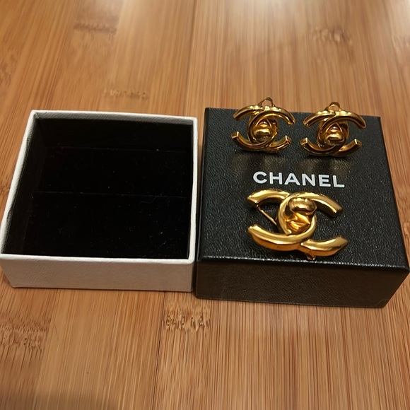 Chanel turn lock earrings and brooch - Picture 3 of 13